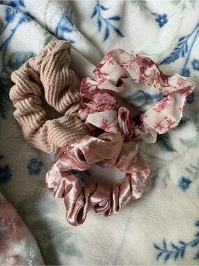 Francesca's Collections Pink & Blush Trio Scrunchie Set